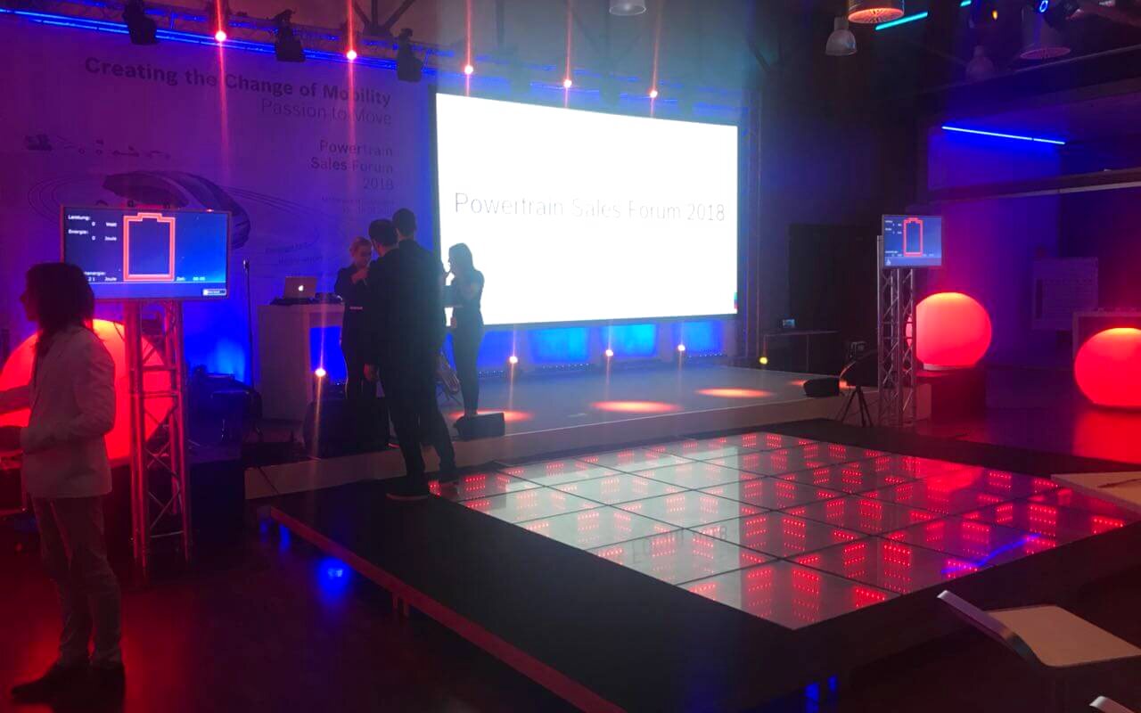 Energydancefloor Merlin auf einem Firmenevent mit Energy-Meter-Screens